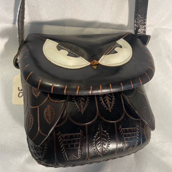 Elegant Black Owl Crossbody Bag - Picture 2 of 6